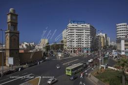 Image du Maroc Professionnelle de  La plus importante place casablancaise doit sa naissance, sous le nom de la Place de France, à la perspicacité du jeune architecte français, Henri Prost, auteur du premier plan urbanistique de Casablanca. Cœur de la circulation, la place a subi plusieurs transformations nécessitées par la croissance de la ville. Son aspect actuel est le résultat de démolitions successives. Ainsi, on a vu disparaître une partie des remparts et du Mellah en 1930, la Tour de l’Horloge en 1948, les bâtiments de la Banque de l’Etat et de la Gare de la C.T.M. en 1953, qui ont permis l‘ouverture de L’avenue des Forces Armées Royales (F.A.R.) au centre accolé à la nouvelle horloge l'avenue Houphouët-Boigny, Lundi 6 Juillet 2009 (Photo / Abdeljalil Bounhar) 